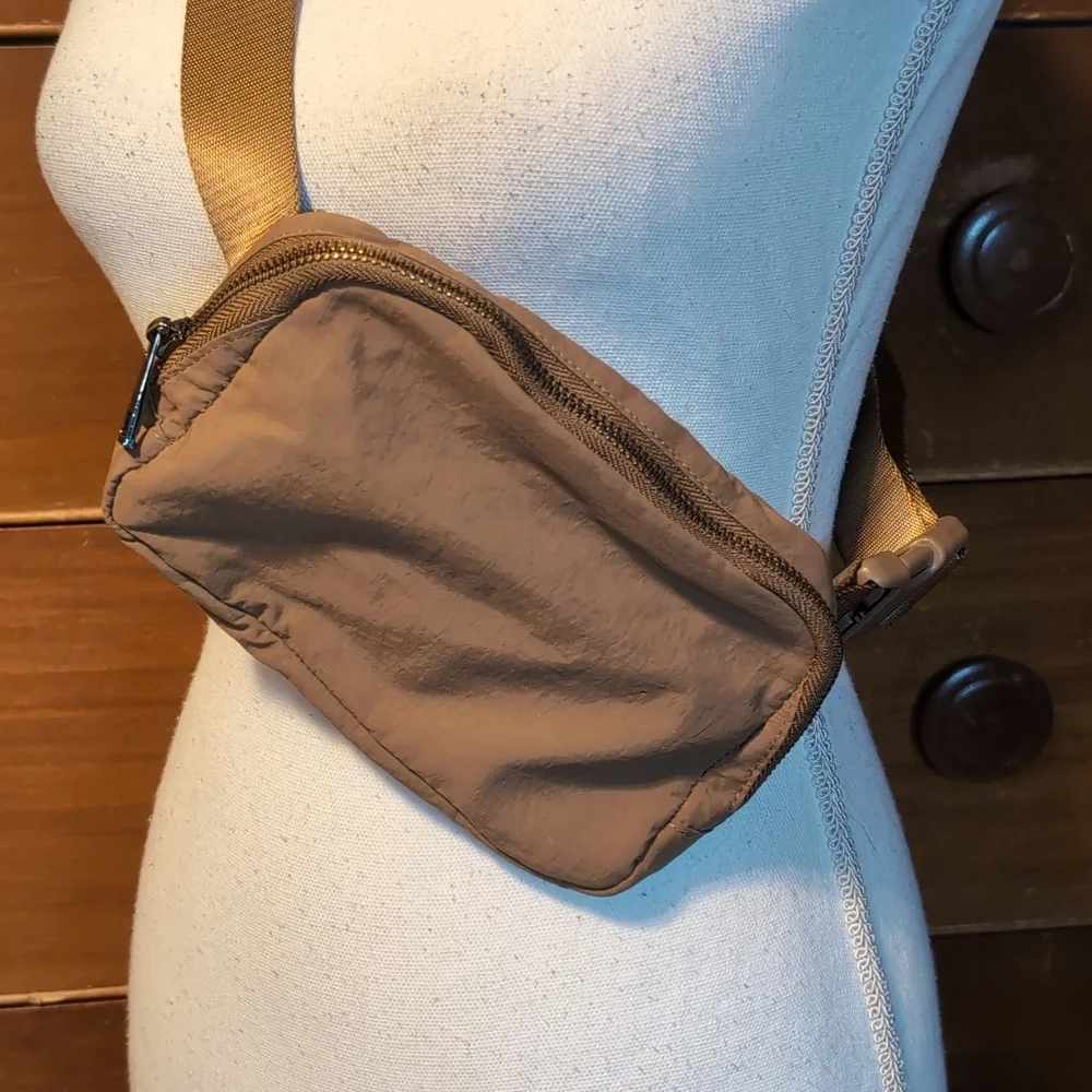 Tan Everywhere Belt Bag Casual Travel Purse Fanny Pack - Picture 2 of 13